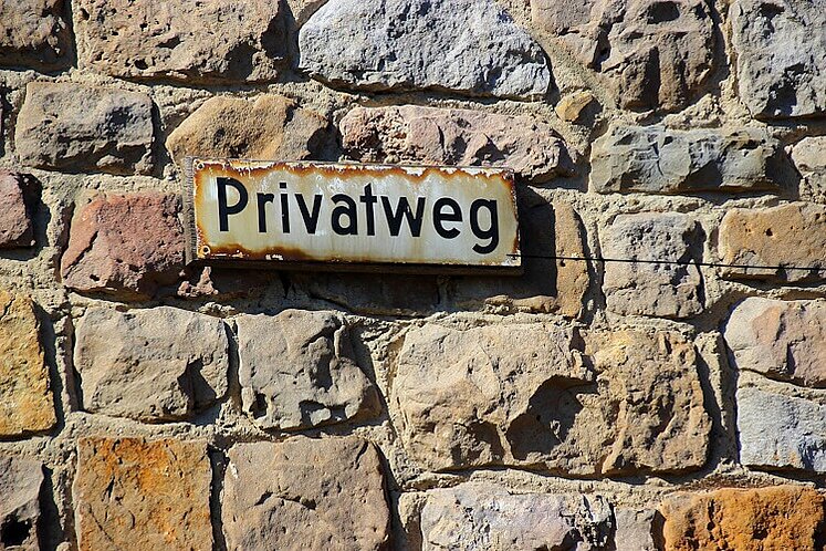 Ein Schild mit der Aufschrift "Privatweg"