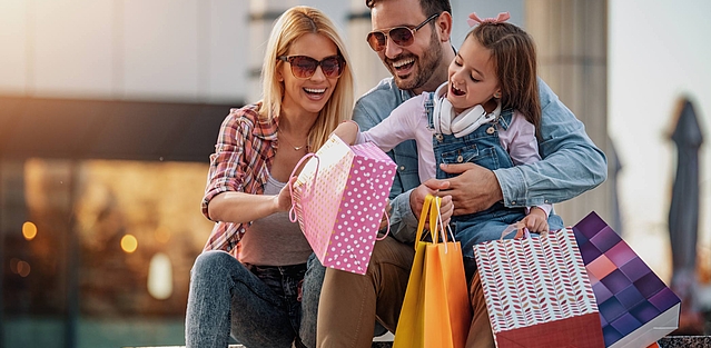 Familie freut sich über ihre Einkäufe, die sie mit FirmenABC Shoppingtipps gemacht haben.