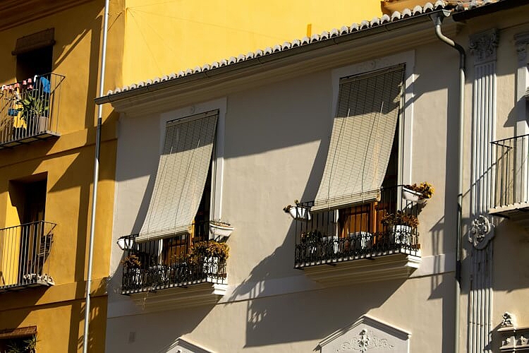 Ein Sonnenschutz am Fenster eines Wohnhauses.