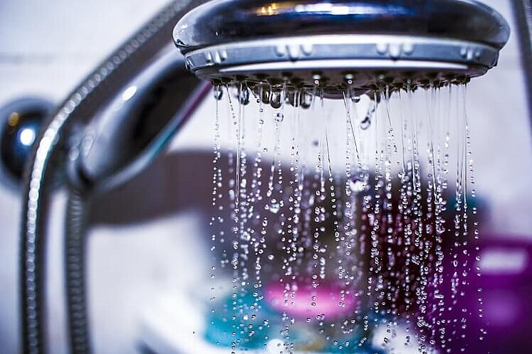 Wasser aus Dusche