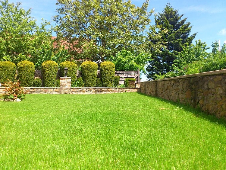 Eine Natursteinmauer in einem Garten