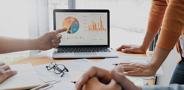 Kreatives Geschäftsteam bei einer Besprechung, Diagramme und Grafiken werden diskutiert