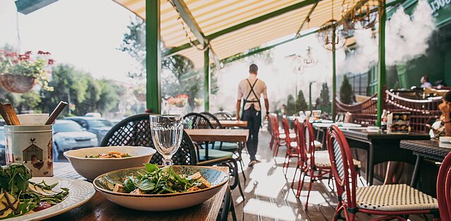 Outdoor Terasse eines hochwertigen Restaurants mit guten Gerichten.