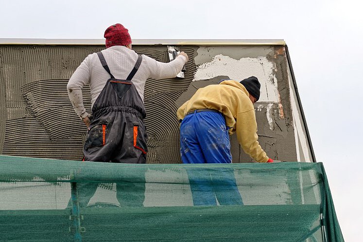 Arbeiter auf einem Haus