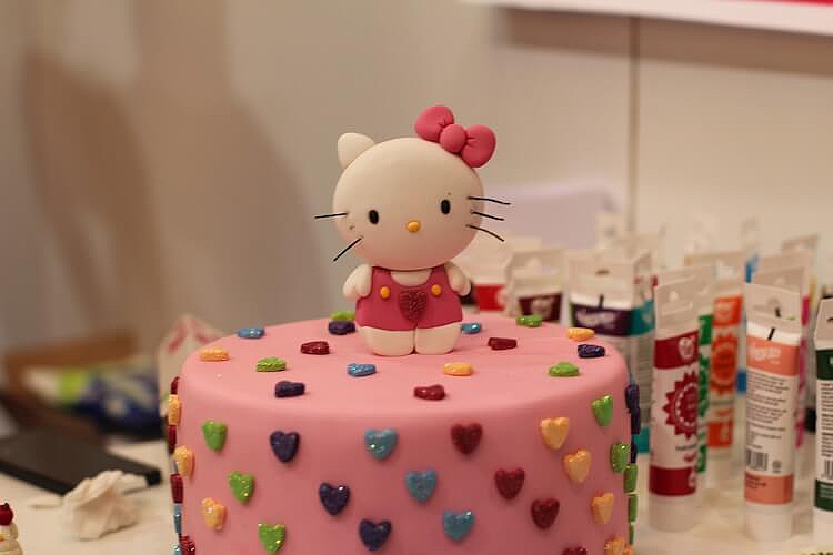 Eine Torte mit Hello-Kitty-Motiv