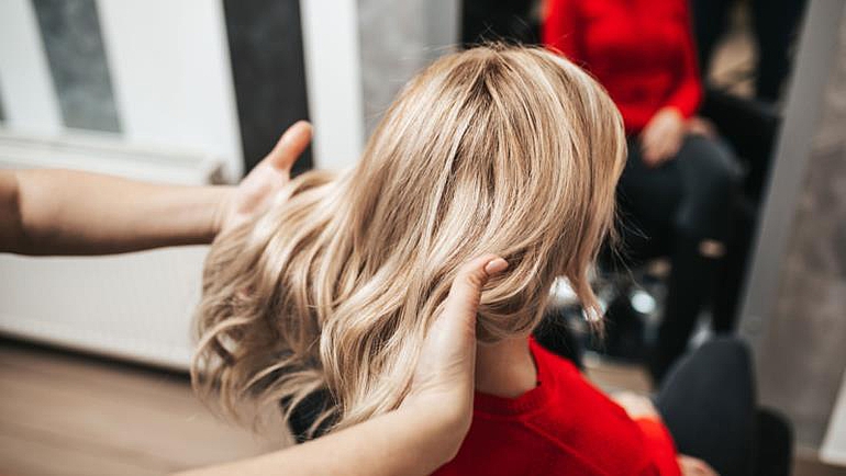 Natürliche Blondierung beim Hairstylisten