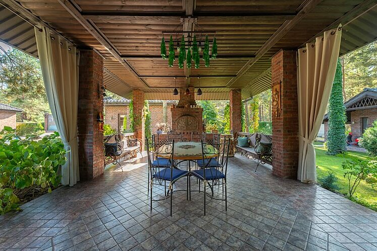 Eine mit Holz gefertigte Terrassenüberdachung