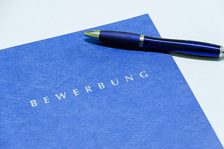 Bewerbungsmappe und Stift