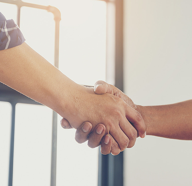 Handschlag zwischen Handwerker und Auftraggeber. Konzept des gemeinsamen Arbeitens bis zum Erfolg.