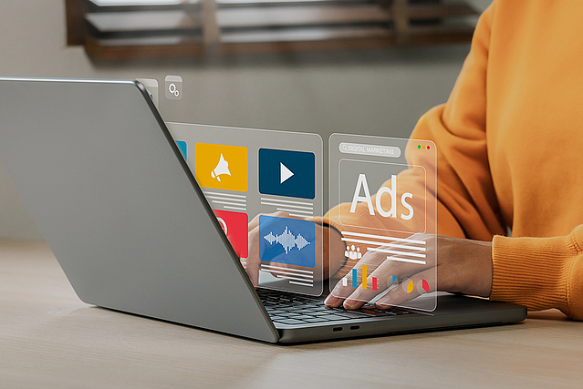 Person sucht auf einem Laptop nach Möglichkeiten, Werbung auf Google zu schalten.